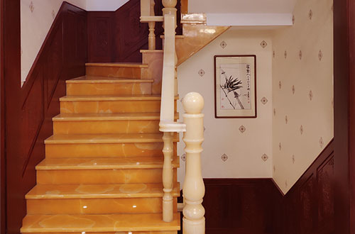 铜梁中式别墅室内汉白玉石楼梯的定制安装装饰效果